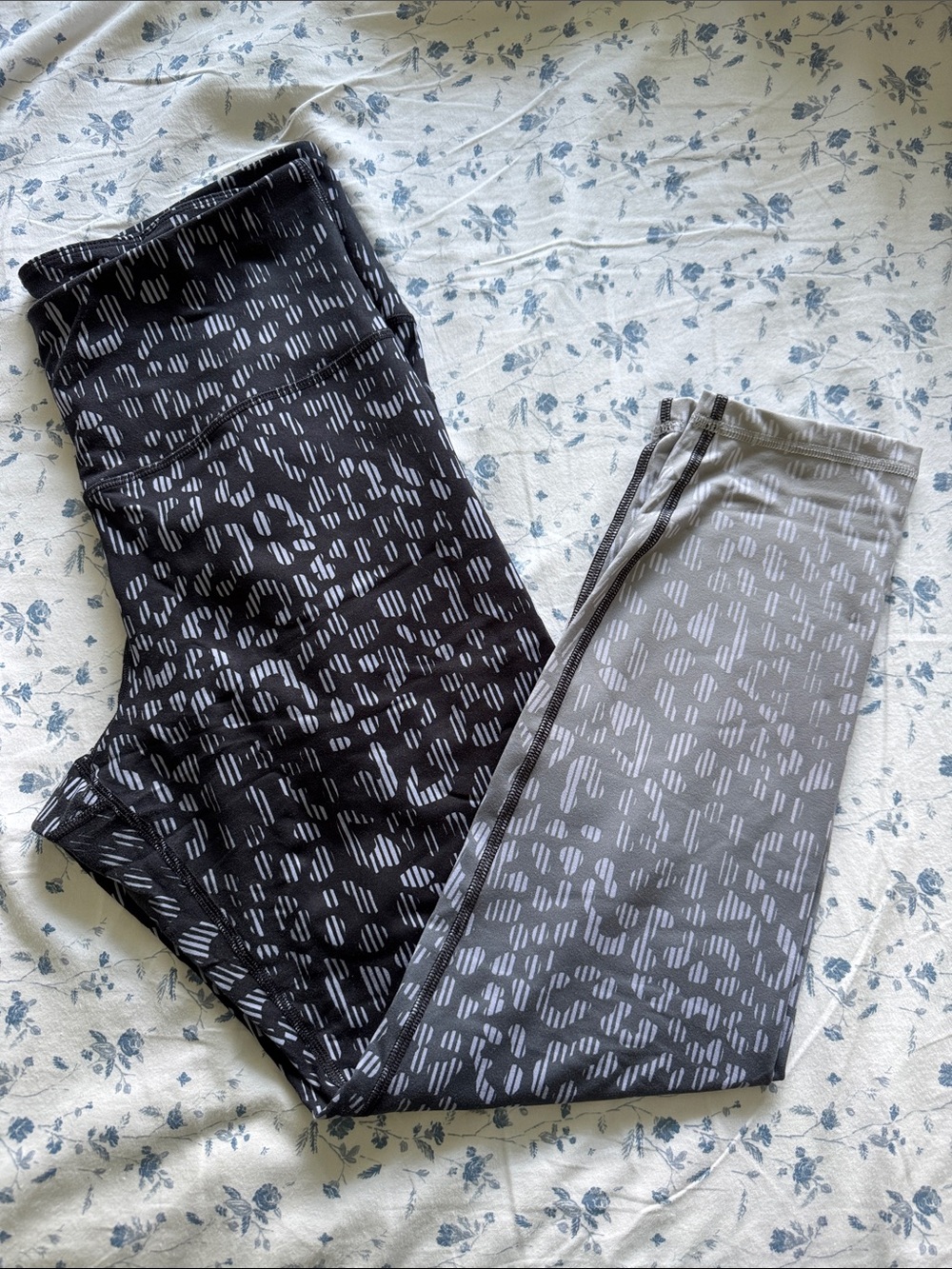 Old Navy Black and Gray Patterned Leggings